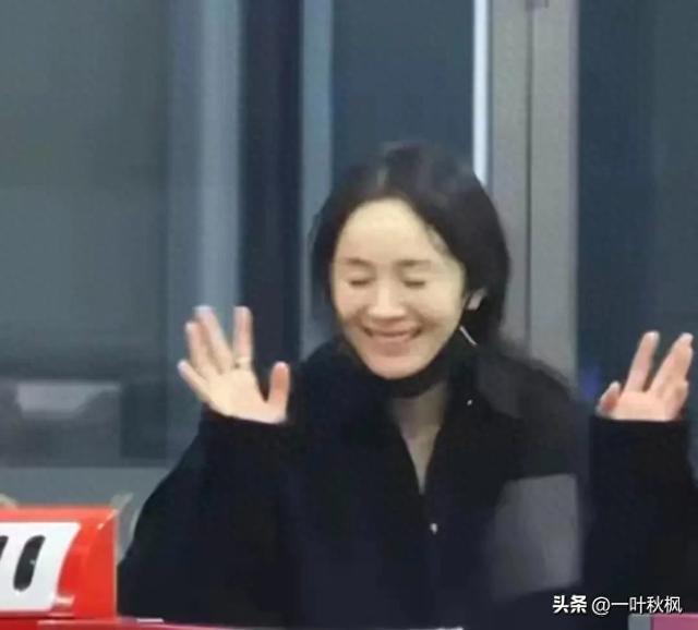 机场偶遇素颜的杨幂,发顶稀疏瘪嘴凹脸,治好了我们的容貌焦虑