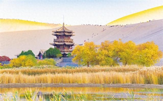 晚秋时节，鸣沙山月牙泉景区风景如画