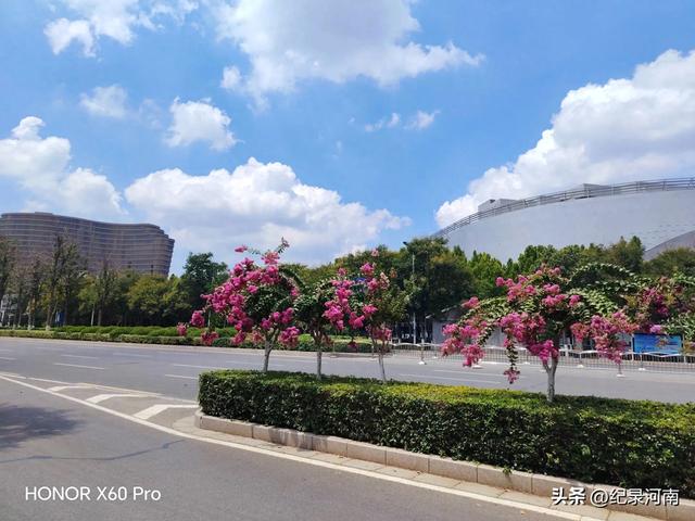 信华建国酒店和新城吾悦广场，如同商丘市中心城区的两颗璀璨明星
