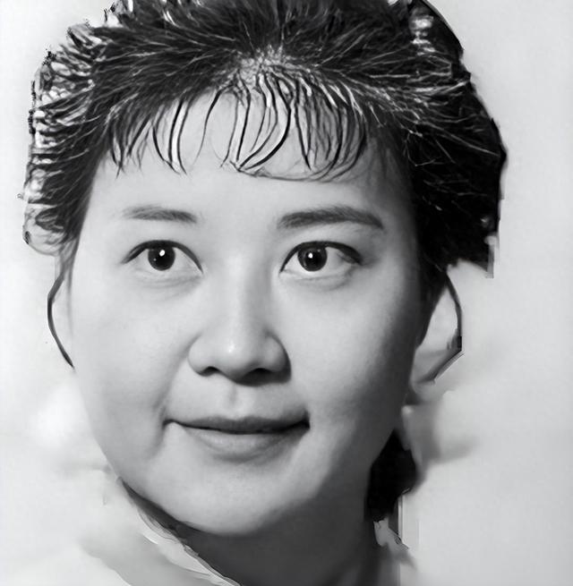 吃里爬外，永不回国？她带领30名演员选择留美，如今年过花甲归来