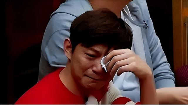 世上没后悔药？无妻无子、与保姆相伴的何炅，走上了另外一条道路