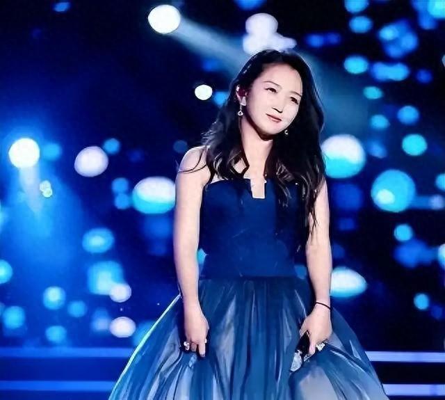 39岁何洁不忍直视，腋下勒出副乳肚子三层肉，要养4个娃操劳疲惫