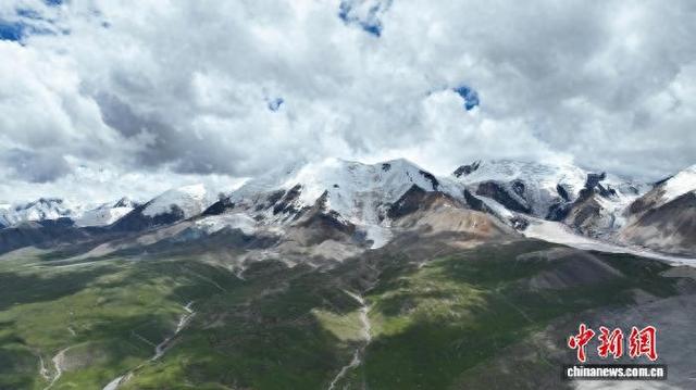 青海果洛阿尼玛卿雪山“天路”跨越五十载