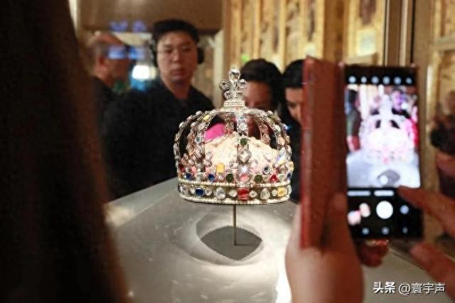 卢浮宫几分钟被偷7亿藏品，窃贼得手的过程，轻松得像逛自家后院