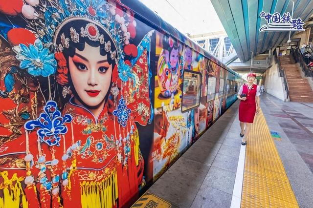 全景大窗、渐变涂装，超火旅游列车近期每天开行！
