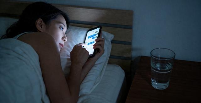 凌晨三点翻聊天框的你，还在等一个不会回头的人…