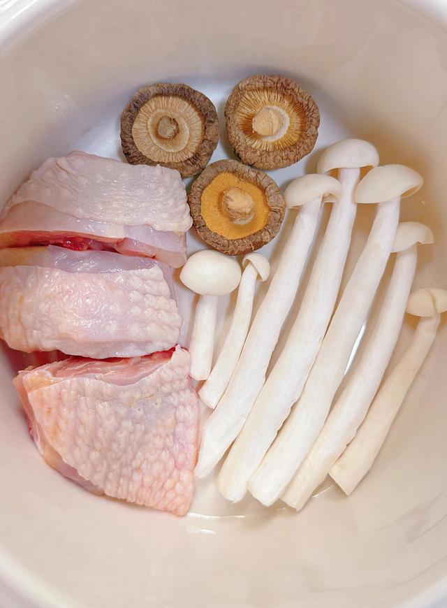 滋补鸡汤的做法介绍滋补鸡汤的做法补气血（老母鸡怎么炖最补气血掌握这些技巧）