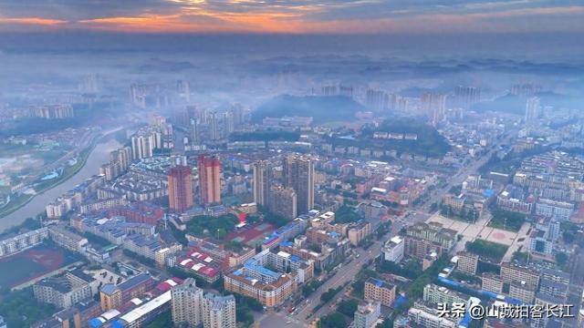 四川这座年轻县，不仅藏着世界石油钻井之父，还有能让人漂浮的海