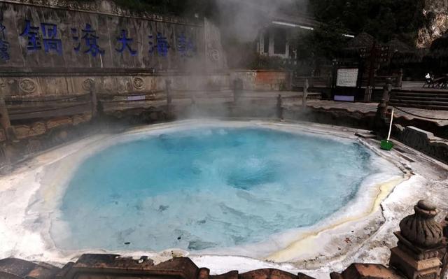 中国唯一建在温泉上的城市，常年恒温20℃，生活节奏慢，物价低