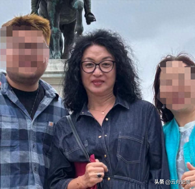 57岁金星定居法国，身材发福满脸褶子连胸都小了，越来越像男人
