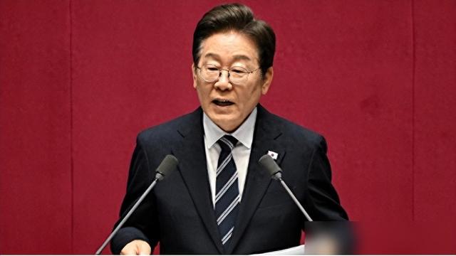 中美会谈结束不到24小时，特朗普再下一城，韩国举手妥协，李在明：对美国投3500亿美元！