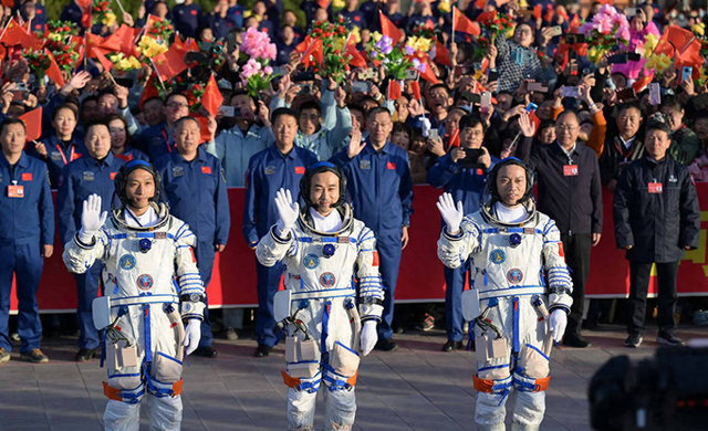 神舟二十号航天员返航因碎片风险紧急推迟，美军武器逼近太空