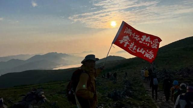 周末夜爬东灵山：于北京之巅邂逅日出云海之壮美
