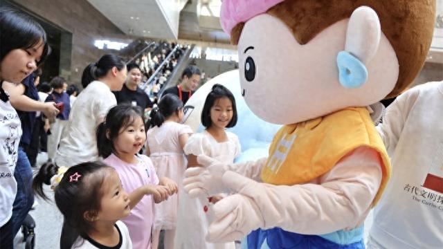 寓教于乐，上博东馆教育嘉年华为青少年开启文博奇遇