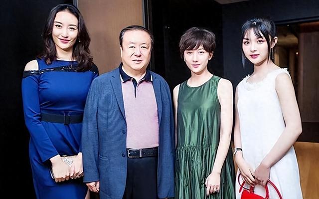 一婚娶央视主持人，二婚娶演员	，三婚娶小30岁美女，64岁终于当爹