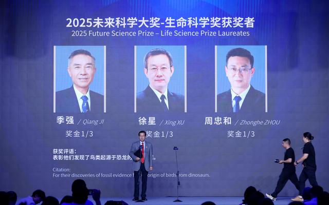 发现鸟类起源于恐龙的化石证据，三位科学家获得这项大奖