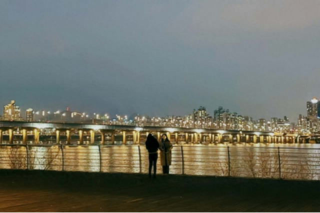 中国人嫌“村”的首尔，在街头上演“东亚故事”