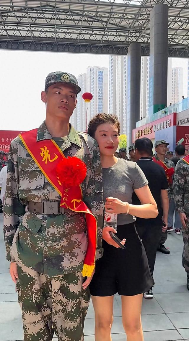 妈妈送儿子参军因年轻被认成姐姐！46岁长得像26岁美得不像话了！