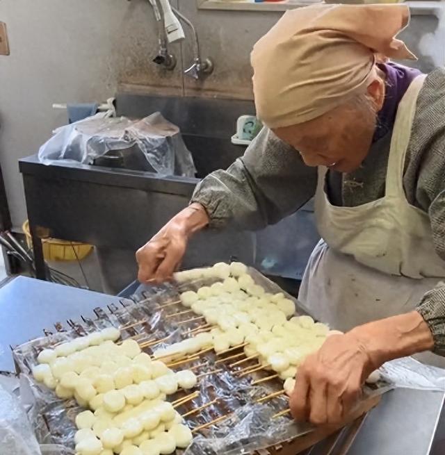 70岁送外卖的日本老人	，不敢退休为活下去，繁华东京背后有多残酷