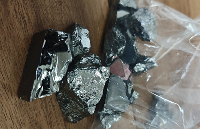 美国被打疼，特朗普威胁对华征100%关税，不到半天，特朗普服软了