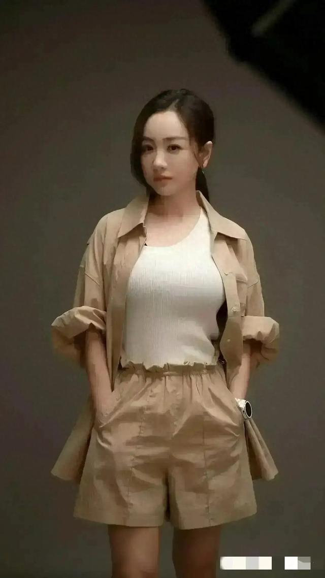 杨蓉这胸是真的吗？跟两个足球一样了，真的非常好看了