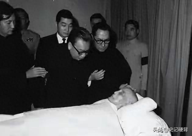 蒋介石临终前告诉蒋经国：我这一生只敬佩一人，畏惧两人！