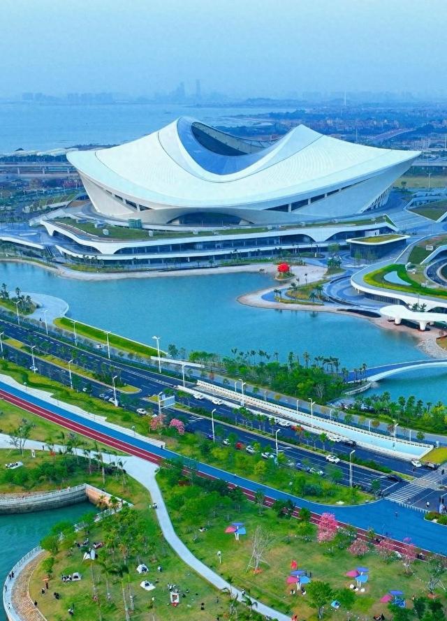 厦门翔安奥体中心，由白鹭体育场、凤凰体育馆、白海豚游泳馆构成