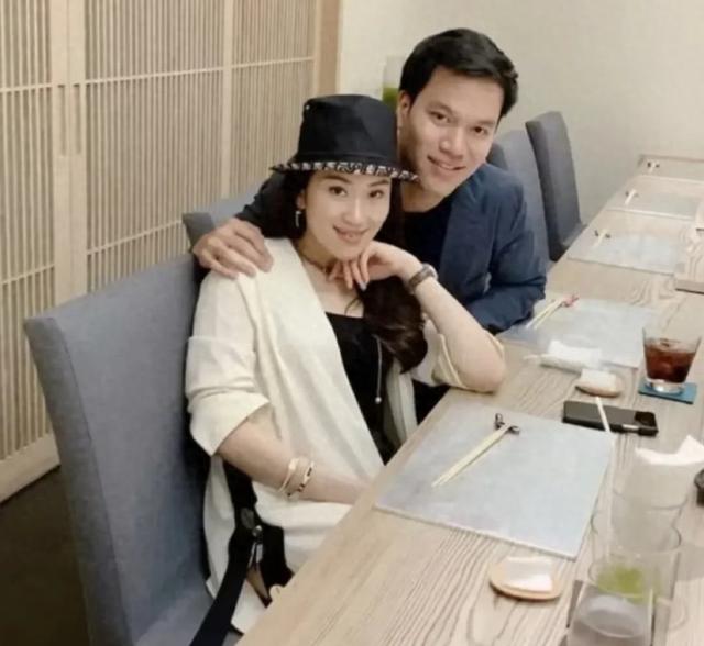 佩通坦公婆极少公开露面，丈夫皮塔卡给出答案，他俩是门当户对