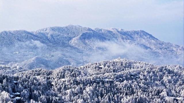 古人诚不欺我！“朝日照积雪 庐山如白云”