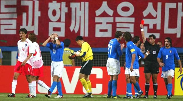 2002年世界杯，韩国队连黑意大利西班牙！诠释了何为韩国体育精神