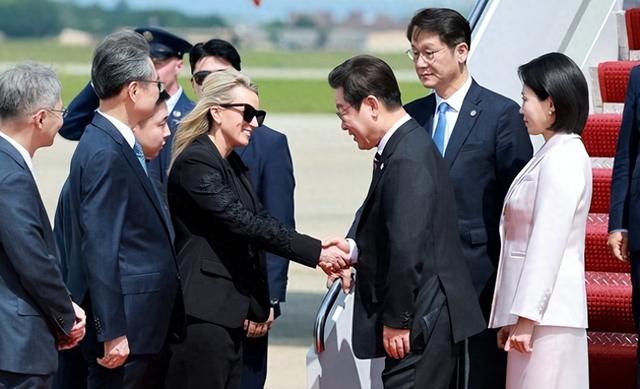 韩国特使递上李在明亲笔信，随即提出一个请求，王毅外长却没接话