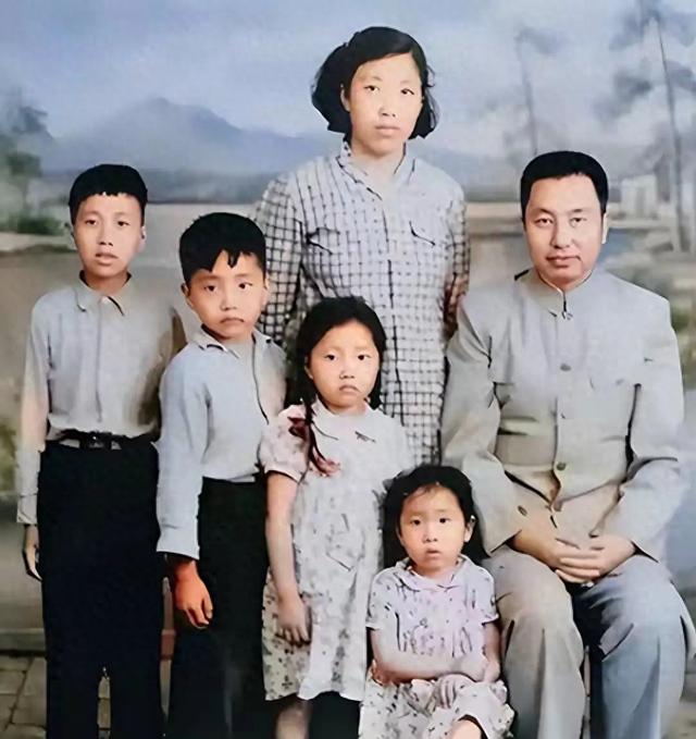 谁说革命年代没美女？华国锋夫人 30 岁旧照	，比网红耐看 10 倍