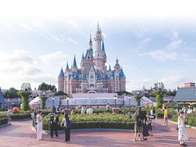 野生“带玩管家”出没上海迪士尼 从日赚1000元“卷到”350元 专家看到的却是500亿元“陪伴经济”