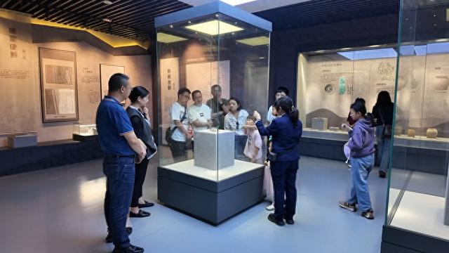 国庆假期安顺市博物馆人气火爆 文化盛宴引游客纷至沓来