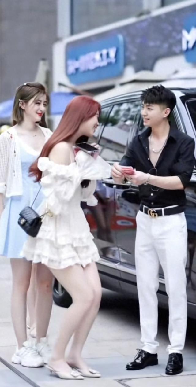 云南游收尾赶去成都，的士上撞见件怪事，至今想不通