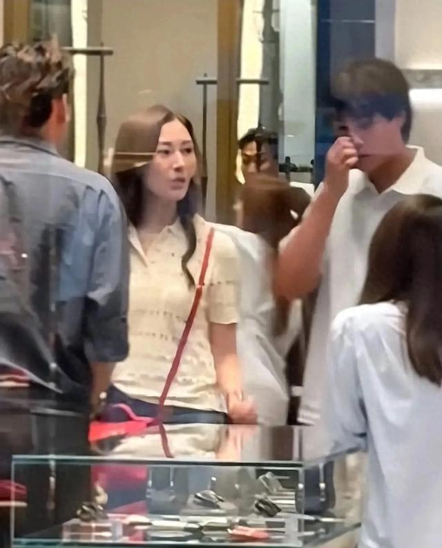 李嘉欣带儿子购物！14岁许建彤又高又壮样貌大变，留学后帅气不少