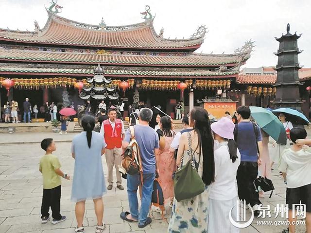 “红马甲”点亮世遗泉州 暑期135场公益讲解 服务游客数万人次