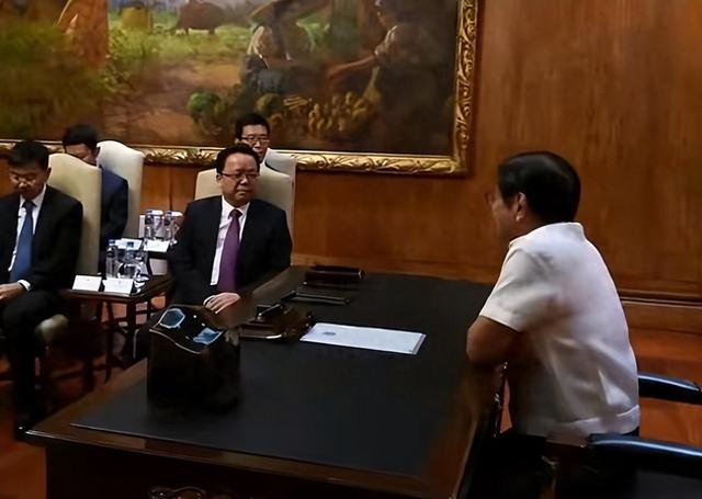 难怪菲总统反复暗示中国大使，原来美国正计划推翻他另找代理人