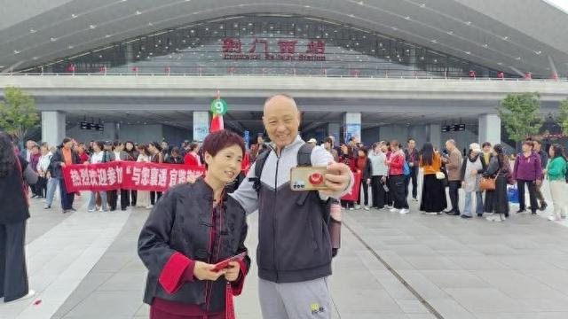 品尝地道美食，体验古城魅力，襄荆高铁首个千人专列旅行团打卡襄阳