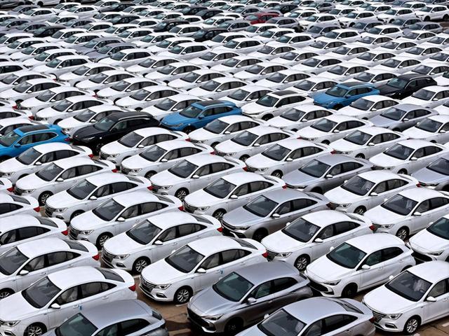 新能源车占半壁江山！市场刺刀见红，充电桩追车，两千亿投资进场