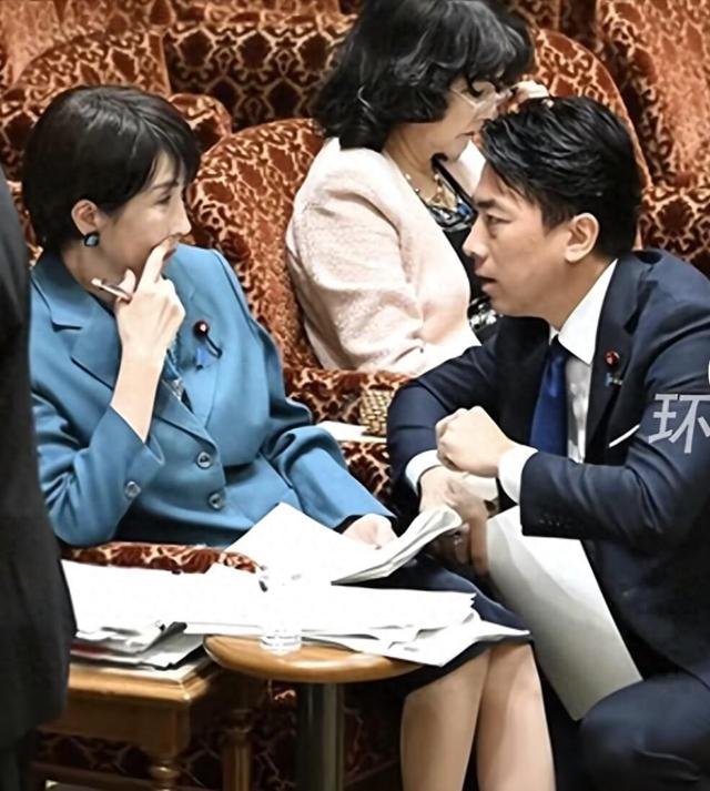 小泉进次郎跪地与高市早苗交谈，企图为高市发声，遭在野党强烈嘘声