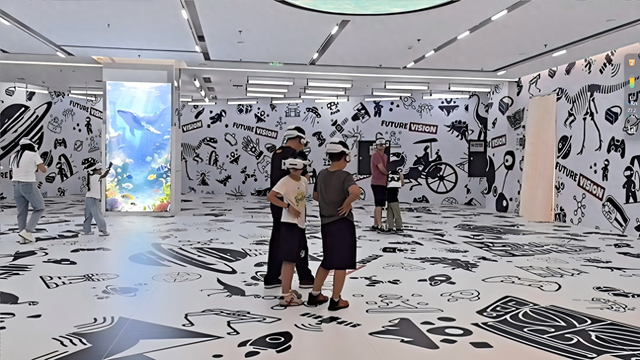 经济微观察 发展惠民生︱咚次哒次！戴上VR眼镜 武汉人在商场里穿古越今“上天入海”