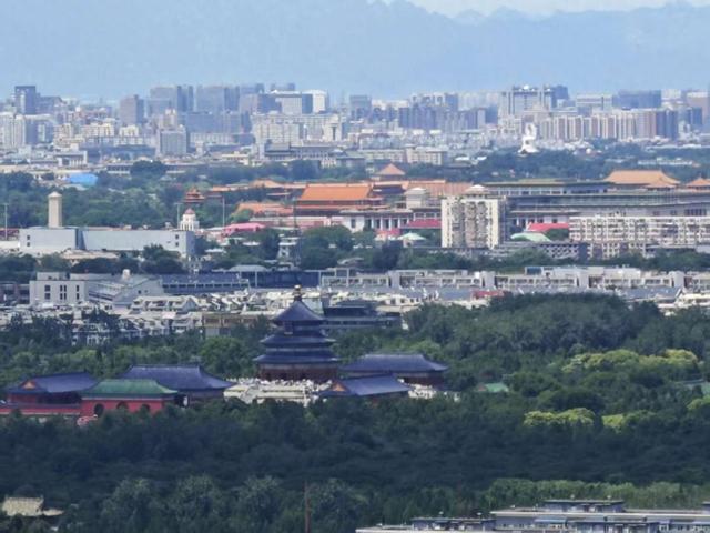 远眺北京天际线美景，白云蓝天下，天坛和天安门同框！
