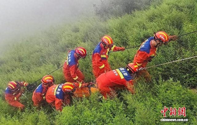 山西和顺：露营游客失足滚落 消防员“绳降”施救
