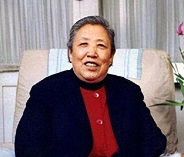 15岁入党	，18岁和主席结婚，如今仍健在，却几乎不露面