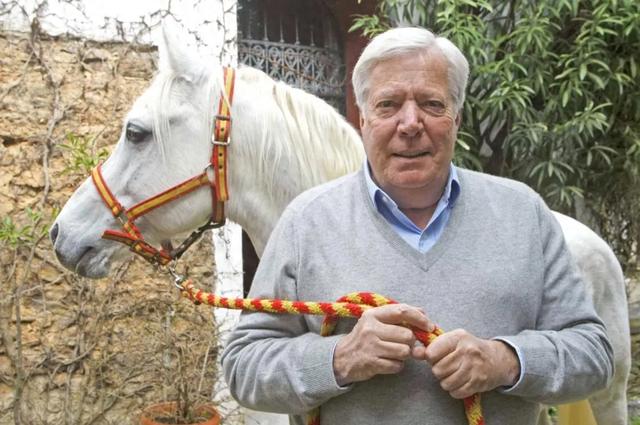 26年“挚友	”变诈骗犯！出庭两周离奇撞火车	，82岁富豪被坑到破产