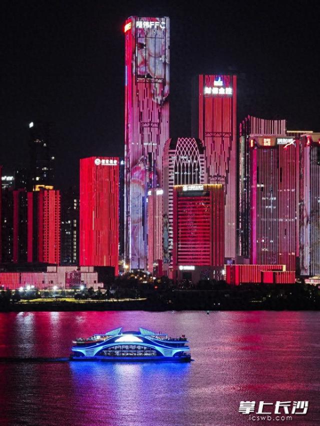 雨后长沙夜清凉 华灯游轮美如画｜组图