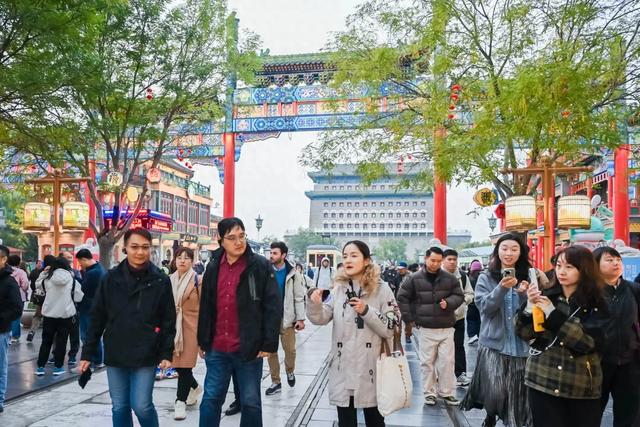 解锁中轴线隐藏玩法!中外体验官东城开启京味之旅→