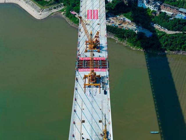 空中搭建2.2万吨“钢积木”！宜攀高速新市金沙江特大桥顺利合龙