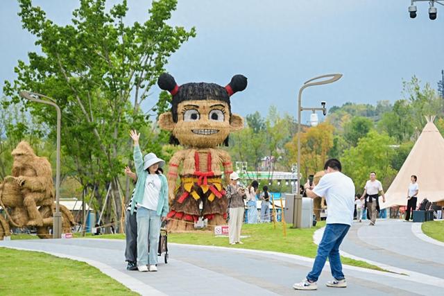 稻草哪吒、恐龙“现身”！成都藏了个“巨型稻草人王国”，假期前两日客流量超4万人次